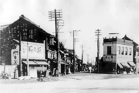 昭和6,7年頃の品川宿入口。左が和菓子店、右が時計店