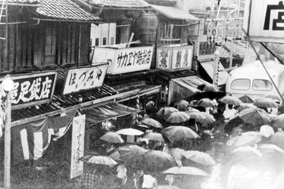 旧東海道-左から木倉屋足袋店・ほづみや・サカエ時計店・魚頼